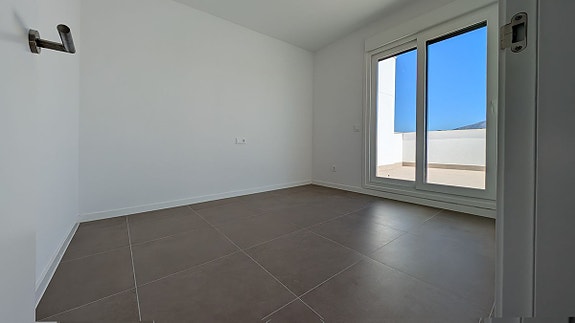Helt ny toppleilighet med panoramautsikt | 90 m² terrasse og 2 minutters gange til stranden