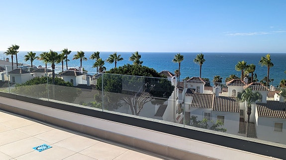 Helt ny toppleilighet med panoramautsikt | 90 m² terrasse og 2 minutters gange til stranden