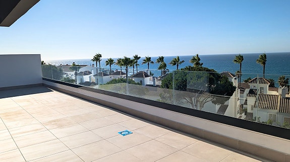 Helt ny toppleilighet med panoramautsikt | 90 m² terrasse og 2 minutters gange til stranden