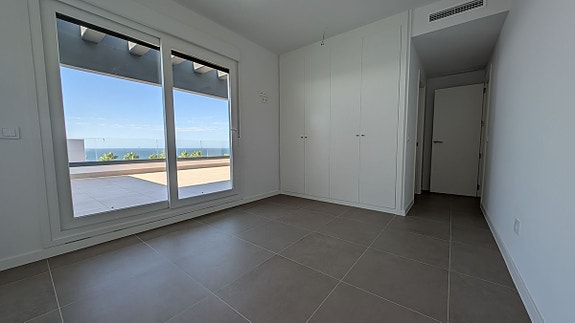 Helt ny toppleilighet med panoramautsikt | 90 m² terrasse og 2 minutters gange til stranden