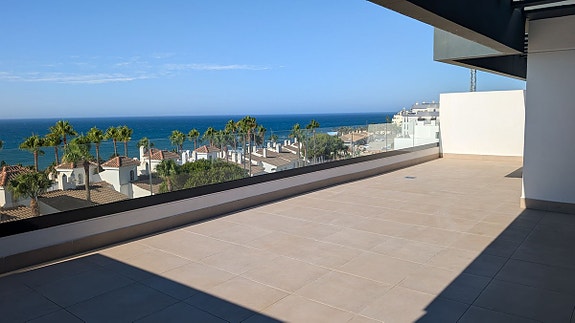 Helt ny toppleilighet med panoramautsikt | 90 m² terrasse og 2 minutters gange til stranden