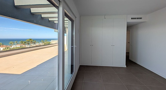 Helt ny toppleilighet med panoramautsikt | 90 m² terrasse og 2 minutters gange til stranden