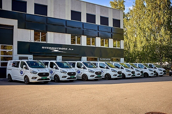 Våre servicebiler utenfor vårt lokale