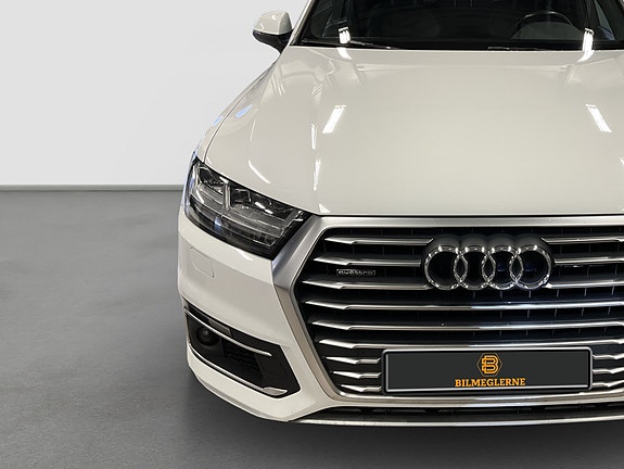 Audi Q7 2 of 22
