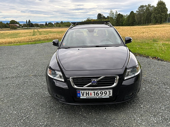 Volvo V50 2 of 17