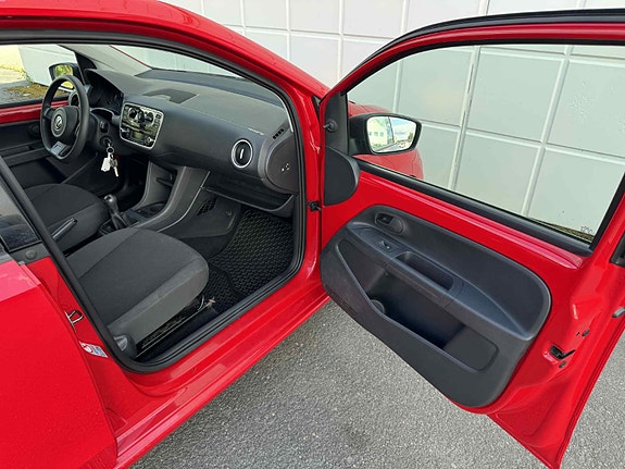 Volkswagen UP! 27 of 30