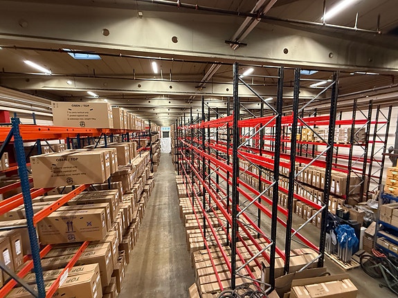 Bildet av hyller med sykler. Vårt lager rommer ca 5000 sykler.