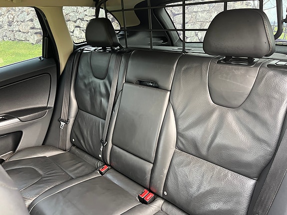 Volvo XC60 14 of 30