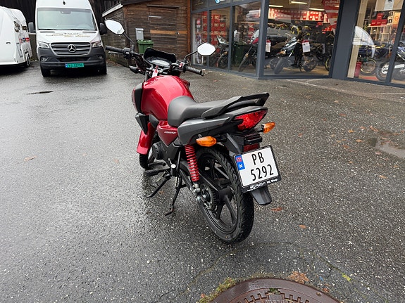 Honda CB 125F 9 of 11