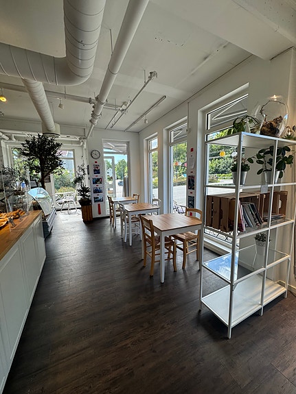 Inne er det lyst og trivelig, med koselig stue med sjøutsikt bak i lokalet. Her skal det gjøres noen endringer etterhvert..