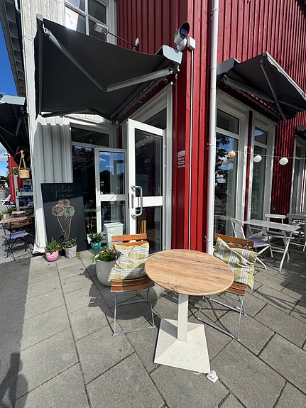 Litt av uteområdet til kaféen slik det var i sommer.