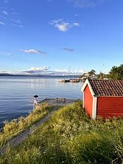 Rett nedenfor kaféen