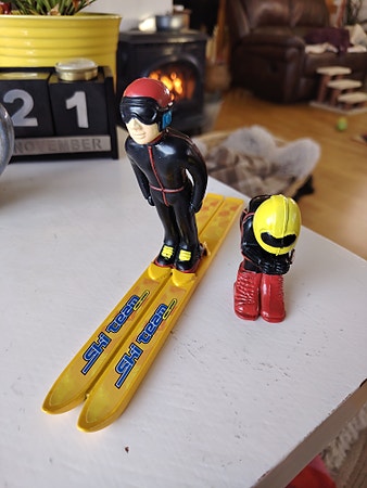 Selger 2 retro skihoppere med 1 par metall ski