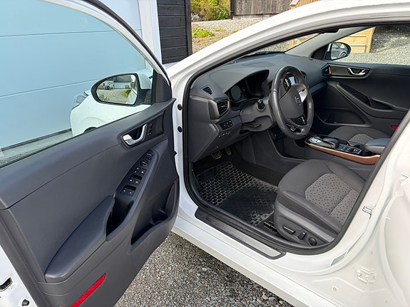 Hyundai IONIQ 18 of 25