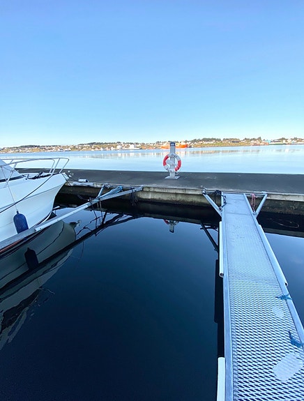 Karmsund Brygge Marina - RESERVERT Båtplass til salgs – årsavgift betalt, god plassering, vann og strøm 2 of 4