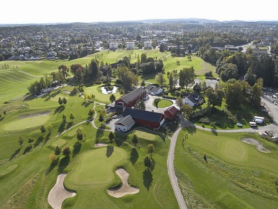 Askim Golfklubb har en flott 9-hulls bane i sentrale og naturskjønne omgivelser