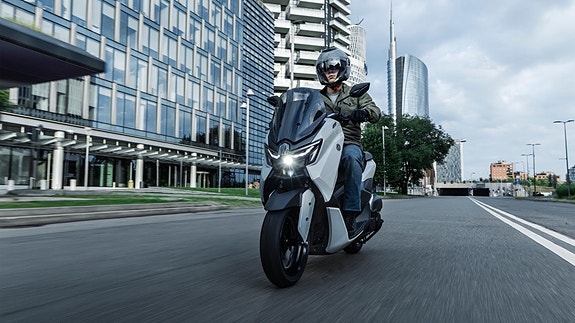 Yamaha NMAX 125 Tech MAX 2 of 5