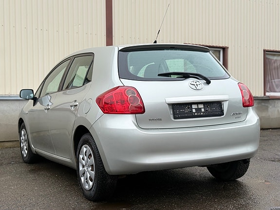 Toyota Auris 8 of 21