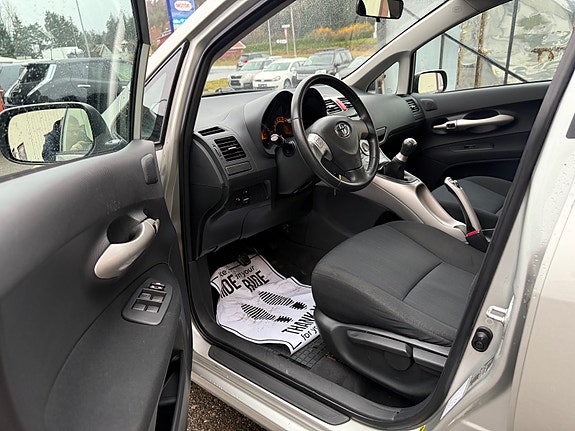 Toyota Auris 15 of 21