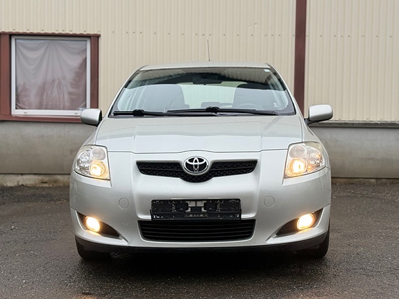 Toyota Auris 2 of 21