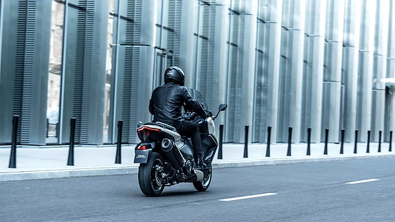 Yamaha TMAX Tech MAX 9 of 30