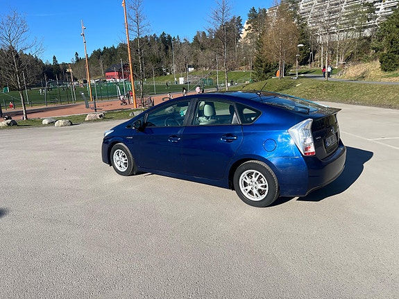Toyota Prius 4 of 5