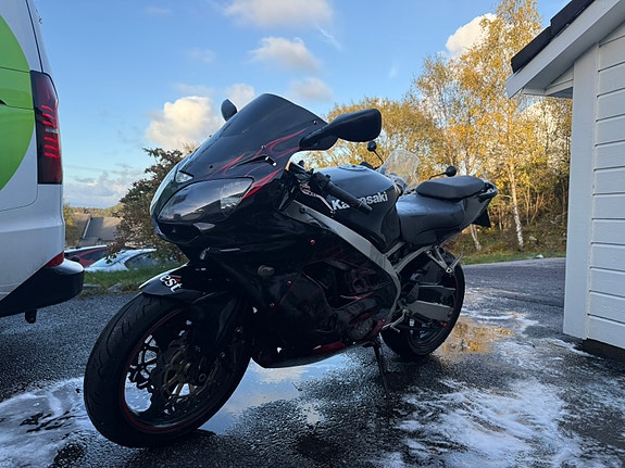 Kawasaki Ninja ZX-9R 3 of 7