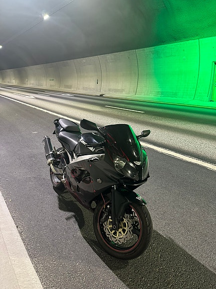Kawasaki Ninja ZX-9R 2 of 7