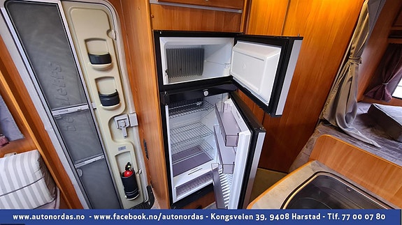  Kjøleskap og frys. Dørene kan åpnes fra begge sider