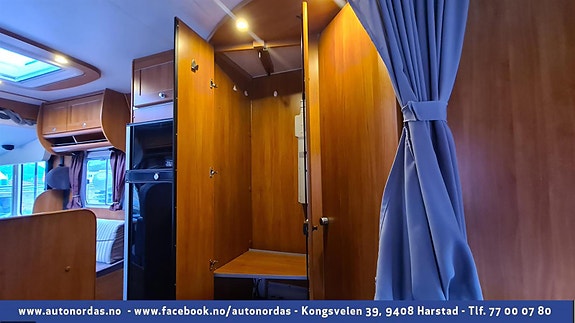  Hengeskap for klær ved sengen