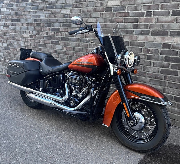 Harley-Davidson FLHCS Heritage Classic 114 3 of 12