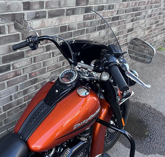 Harley-Davidson FLHCS Heritage Classic 114 4 of 12