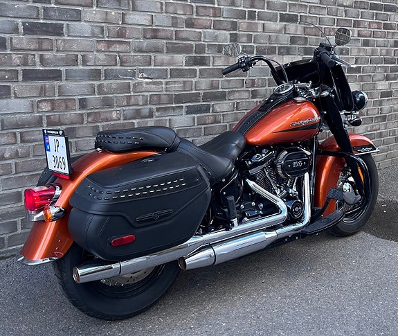 Harley-Davidson FLHCS Heritage Classic 114 2 of 12