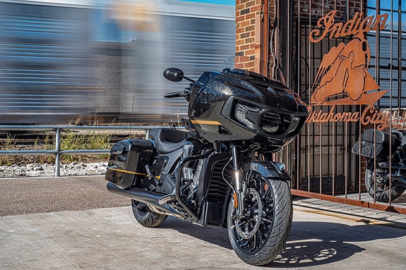 INDIAN Challenger Dark Horse 112 | Black/Championship Gold 2 of 6