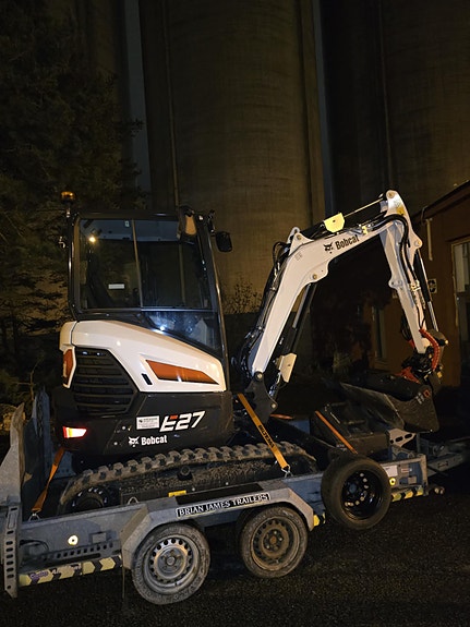 Bobcat E27 med rotortilt, klype, pigg etc til leie 5 of 5