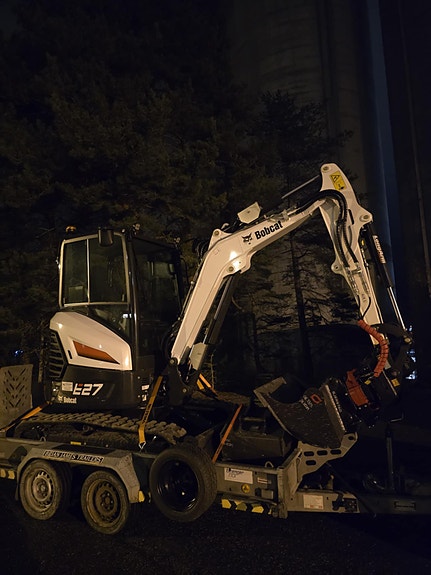 Bobcat E27 med rotortilt, klype, pigg etc til leie 3 of 5