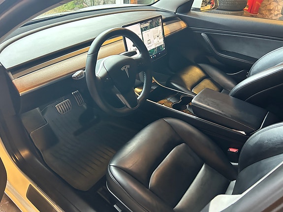 Tesla Model 3 7 of 24