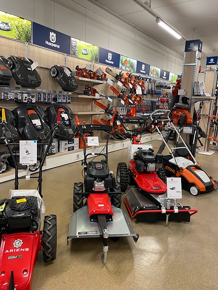 I tillegg til maskinverksted har vi stor butikk med godt utvalg innen hagemaskiner
