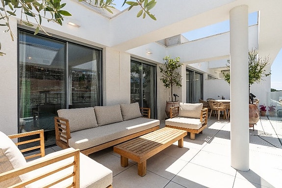 Moderne toppleilighet i Elviria – 74 m² terrasse og to garasjeplasser