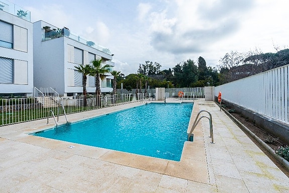 Moderne toppleilighet i Elviria – 74 m² terrasse og to garasjeplasser