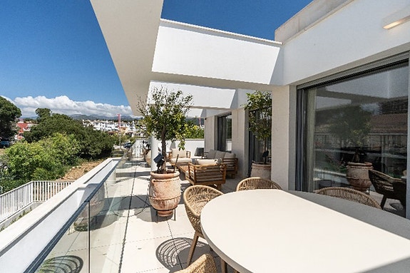 Moderne toppleilighet i Elviria – 74 m² terrasse og to garasjeplasser