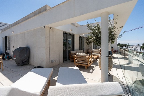 Moderne toppleilighet i Elviria – 74 m² terrasse og to garasjeplasser