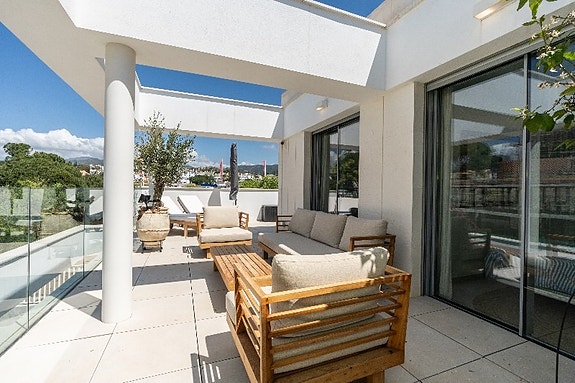 Moderne toppleilighet i Elviria – 74 m² terrasse og to garasjeplasser