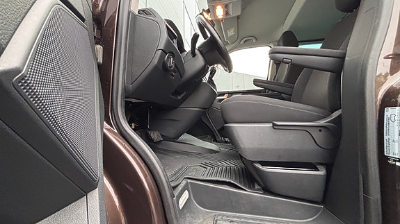 Volkswagen Caravelle 22 of 30
