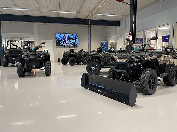 Showroom og verksted ligger vegg i vegg.