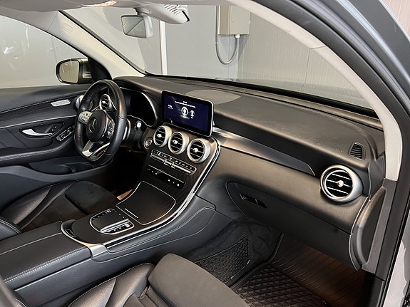 Mercedes-Benz GLC300 e 22 of 29