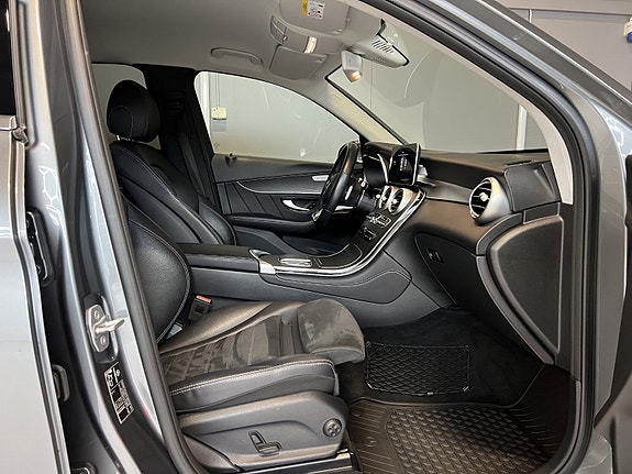 Mercedes-Benz GLC300 e 21 of 29