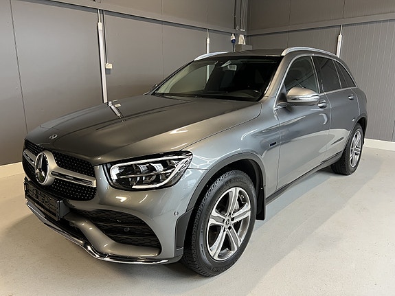 Mercedes-Benz GLC300 e 2 of 29