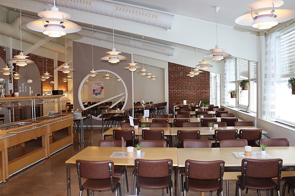 Kantina på Feiring, der det serveres fire måltider om dagen, og elever og miljøterapeuter spiser sammen.