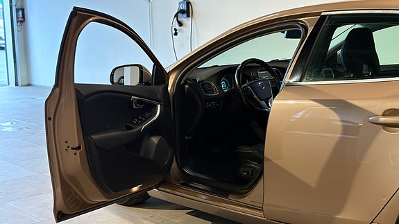 Volvo V40 6 of 29